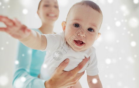 家庭,孩子婴儿的亲密的快乐微笑的轻母亲与小婴儿雪地上快乐的轻妈妈小宝宝图片