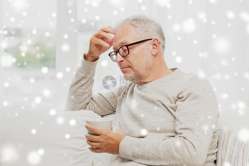 老人人的老人家里喝杯雪上的茶老人家喝杯茶图片