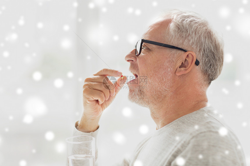 龄,医学,保健人的老人家里吃药丸雪上老人家吃药图片