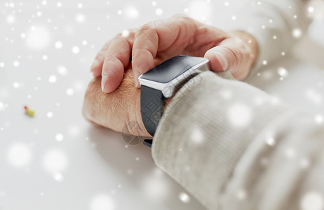技术,医疗人的近距离的老人手与药丸智能手表雪用药丸智能手表老人的手图片
