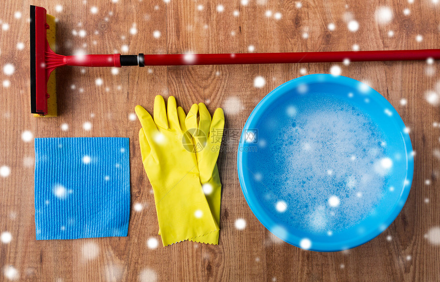家务,家务家庭窗户清洁橡皮手套,盆抹布木制背景上的雪用擦窗器木头上擦东西图片
