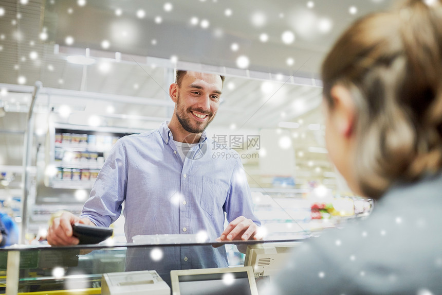 购物,销售,消费主义人的快乐的人钱包杂货店超市收银机雪上商店收银机钱包的快乐男人图片