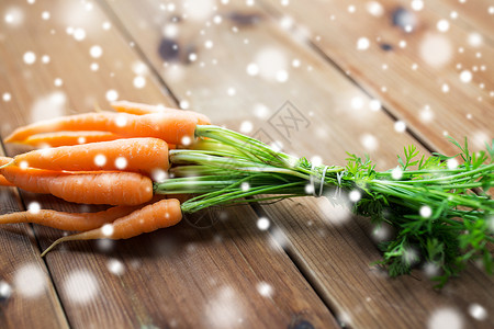 健康的饮食,食物,饮食素食的雪上的木桌上特写胡萝卜把胡萝卜合木桌上图片
