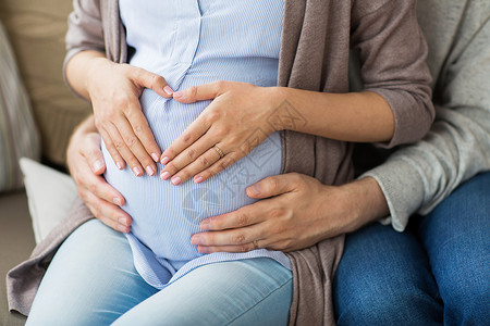 怀孕,爱,家庭人的亲密的孕妇她的腹部手心手势靠近孕妇手心图片