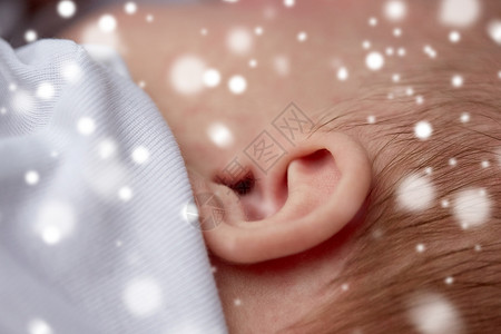 儿童,人护理婴儿耳朵雪上婴儿耳朵图片