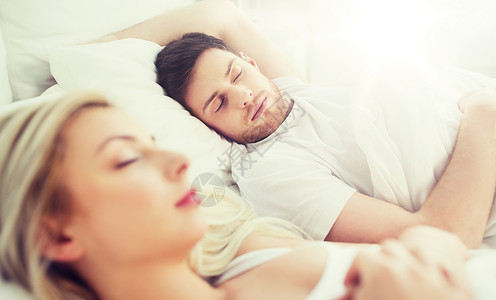 人,休息关系的幸福的夫妇睡家里的床上幸福的夫妇睡家里的床上图片
