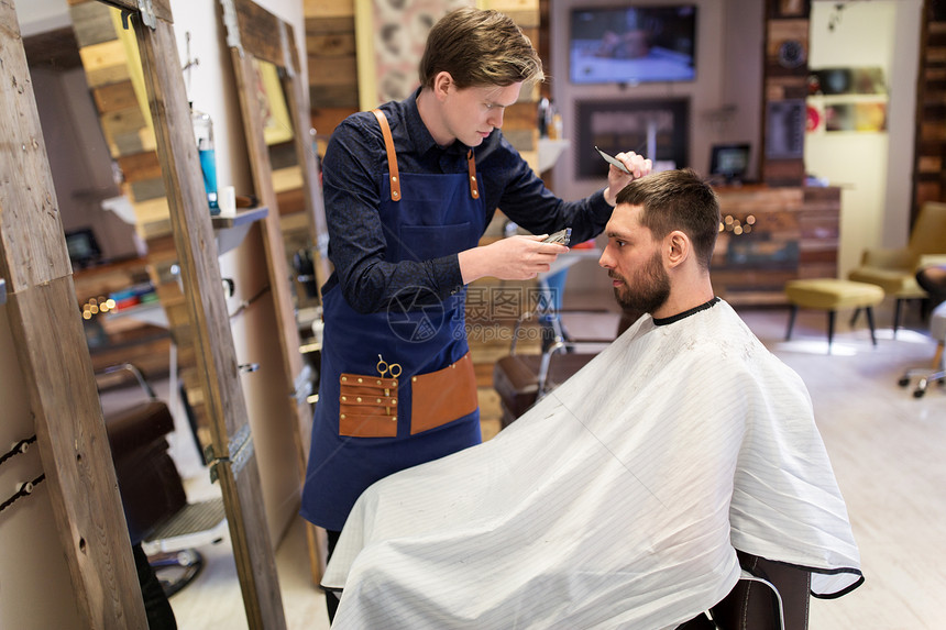 美容,发型人的男人理发师理发师与修剪梳子理发理发店男人理发师沙龙剪头发图片