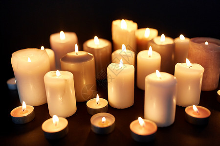 哀悼纪念的蜡烛燃烧黑暗中的黑色背景蜡烛黑暗中燃烧黑色的背景上图片