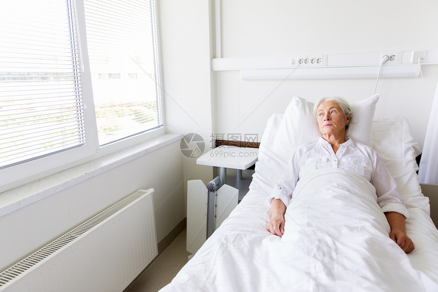 医学,医疗老人的悲伤的老妇女躺医院病房的床上悲伤的老妇女躺医院病房的床上图片
