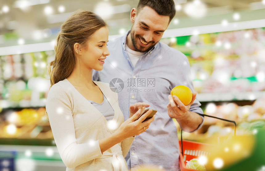购物,食品,销售,消费主义人的幸福的夫妇与智能手机购买橘子杂货店超市雪上夫妇用智能手机杂货店买橘子图片