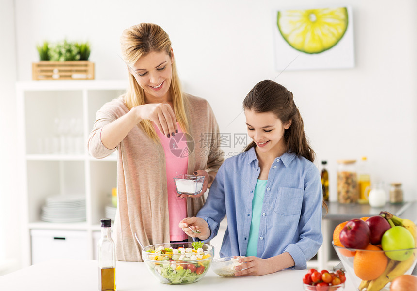 食物,健康饮食,家庭人的快乐的母亲女儿烹饪盐蔬菜沙拉晚餐家里厨房快乐的家庭烹饪沙拉家厨房图片
