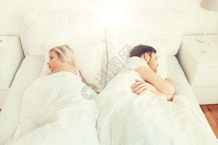 人,关系困难,冲突家庭观念夫妇睡家里睡觉夫妇家睡床上背景图片