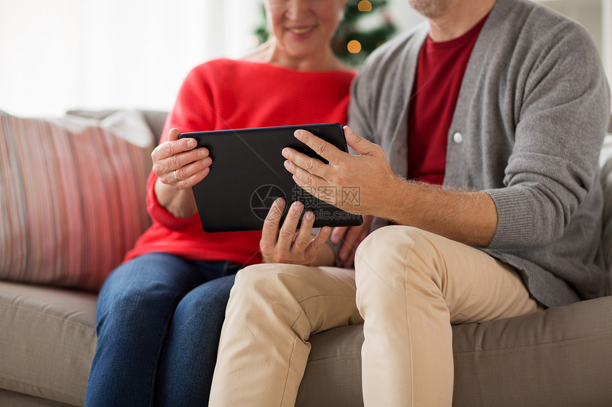 诞节,假日人的亲密的快乐微笑的老夫妇与平板电脑家里诞老人夫妇带着平板电脑图片