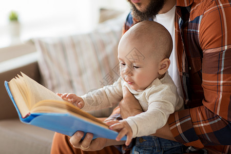 家庭,父母人的快乐的父亲小男孩带着书家快乐的父亲小男孩家带书背景图片