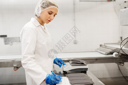 食品生产,工业人民的妇女称冰淇淋的规模灌装文件工厂冰淇淋厂工作的女人背景图片