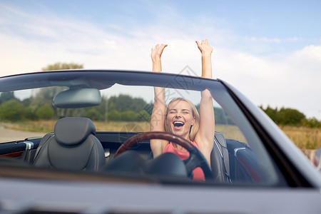 旅行,暑假,公路旅行人们的快乐的轻女人敞篷汽车享受阳光开敞篷车的快乐轻女人背景图片