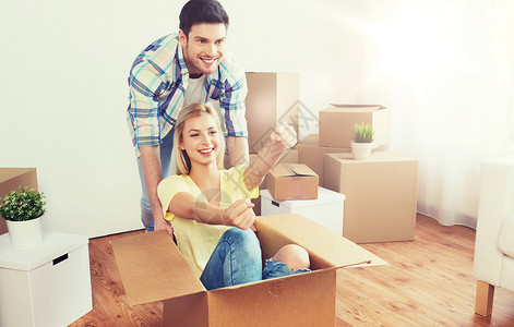 家,人,移动房地产的幸福的夫妇玩得开心,骑纸板箱新的家快乐的夫妇新家玩盒子图片