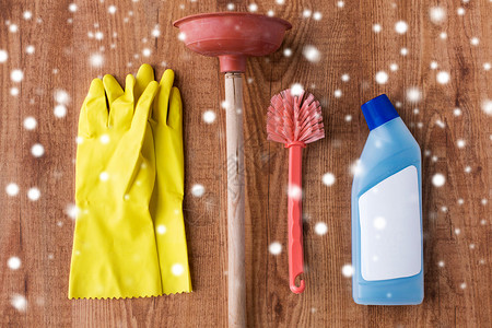 清洁用品,家务,家务家庭柱塞,橡胶手套马桶刷与洗涤剂木制背景上的雪柱塞与厕所干净的东西木头上背景图片