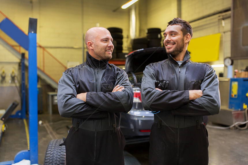 汽车服务,维修,维护人的机械轮胎更换汽车商店汽车机械师汽车修理厂的轮胎更换器图片