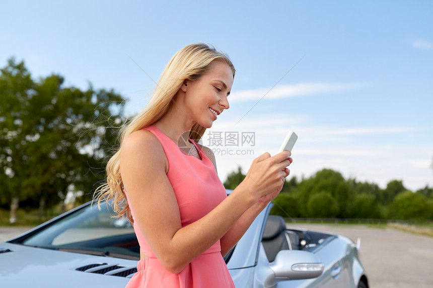 公路旅行,技术通信快乐的轻妇女与智能手机敞篷汽车轻的女人敞篷车上智能手机图片