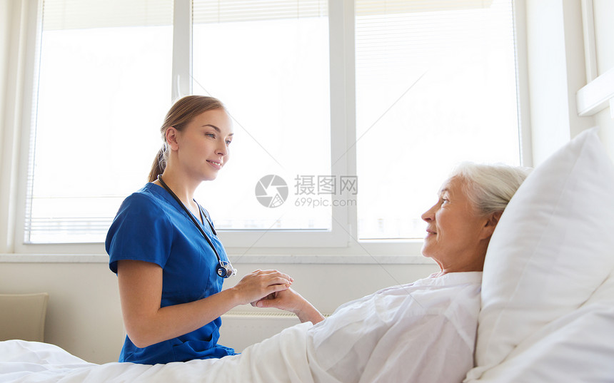 医学,龄,支持,保健人的医生护士探视欢呼的老妇女躺医院病房医生护士医院看望老妇女图片