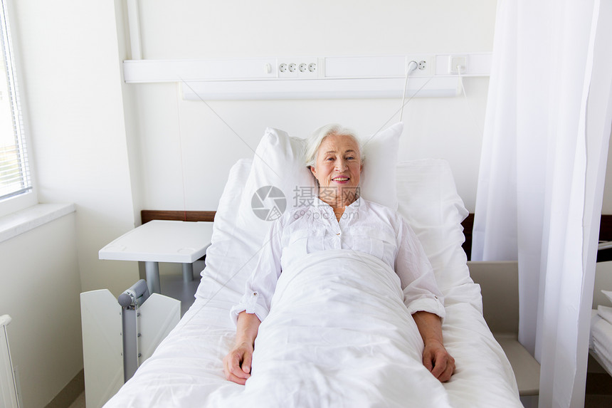 医学,医疗老人的微笑的老妇女躺医院病房的床上微笑的老妇女躺医院病房的床上图片