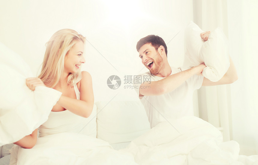 人,家庭,乐趣,就寝时间趣的快乐的夫妇枕头打架家幸福的夫妇床上打枕头战图片
