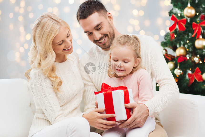家庭,诞节,假日人的快乐的母亲,父亲小女儿与礼品盒坐沙发上的灯光背景诞礼物快乐的家庭图片