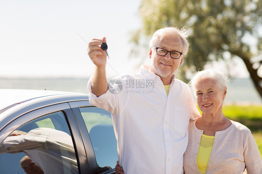公路旅行,旅行老人的快乐的老夫妇与汽车钥匙海边快乐的老夫妇海边车钥匙图片