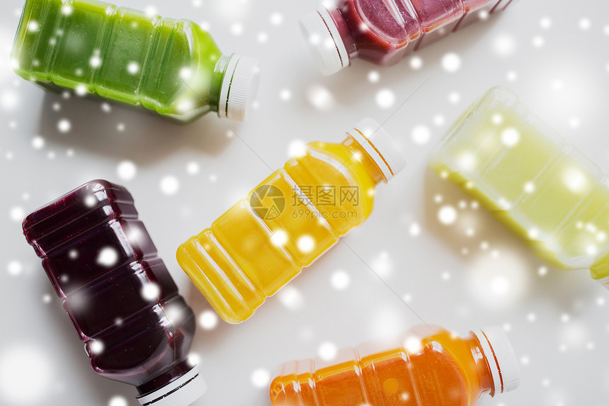 健康的饮食,饮料,饮食排塑料瓶与同的水果蔬菜汁白色雪上同水果蔬菜汁的瓶子图片