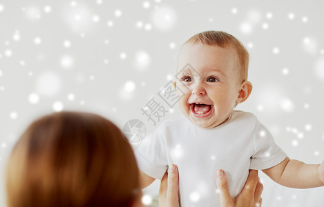 家庭,孩子人的快乐的小婴儿与母亲雪地上妈妈快乐的小宝贝图片