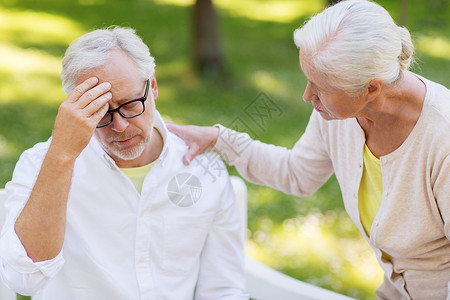 健康,压力,老人人的老人患头痛的户外老人户外头痛图片