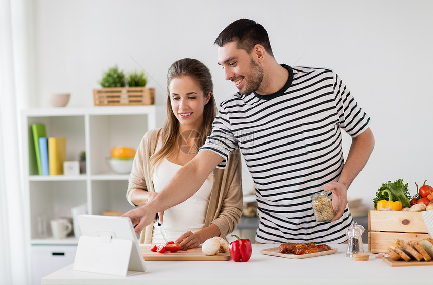 人们健康的饮食观念快乐的夫妇与平板电脑电脑烹饪食物家里厨房快乐的夫妇与平板电脑烹饪食物家里图片
