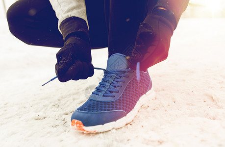 健身,运动,人,运动服鞋类男子脚手绑鞋花边冬季户外冬天的户外,靠近男人系鞋带图片
