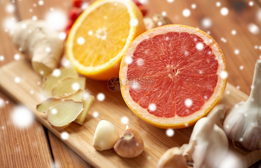 传统医学,烹饪民族科学橙色,葡萄柚与生姜大蒜木板上的雪柑橘,生姜,大蒜柳莓木材上图片