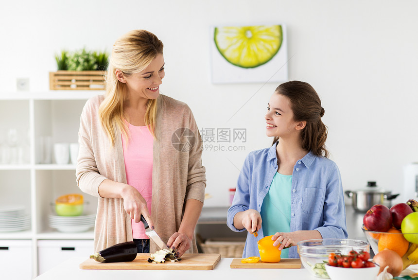 烹饪食物,健康饮食,家庭人的快乐的母亲女儿家里厨房切菜快乐的家庭烹饪晚餐家厨房图片