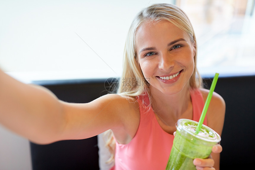 技术,人休闲快乐的女人与冰沙饮料素食奶昔餐厅自拍女人冰沙餐馆自拍图片