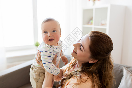 家庭,孩子母亲的快乐的微笑轻母亲小婴儿家里快乐的轻妈妈小宝宝家图片