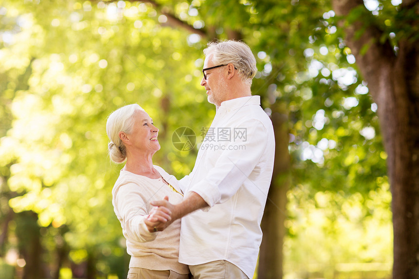 老,关系人的快乐的老夫妇夏季公园跳华尔兹快乐的老夫妇夏季公园跳舞图片