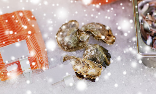 海鲜,销售食品冰鲜鱼牡蛎雪上的杂货店摊杂货摊冰上的鲑鱼鱼牡蛎图片