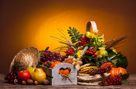 感恩节快乐的静物水果,坚果蔬菜,落桌子上图片