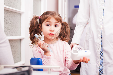 个小女孩牙科办公室手里着个透明的假牙牙刷牙科办公室的女孩图片