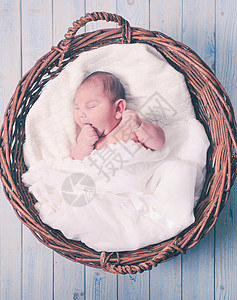 睡柔软的白色毯子上的新生儿新生儿图片