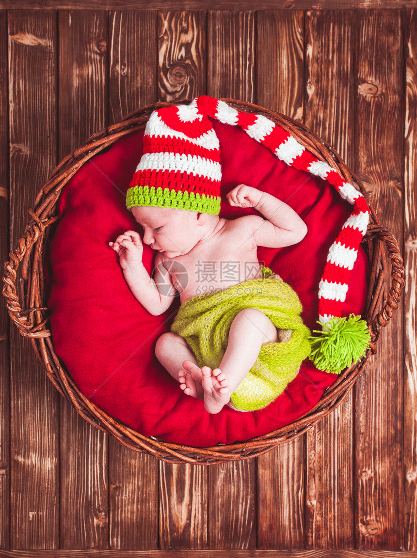 戴帽子的新生婴儿,篮子里的红毯子图片