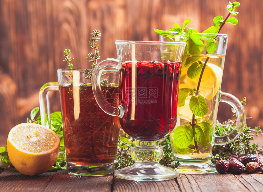 芳香的草药茶与百里香,薄荷,蔓越莓,柠檬冬季健康图片