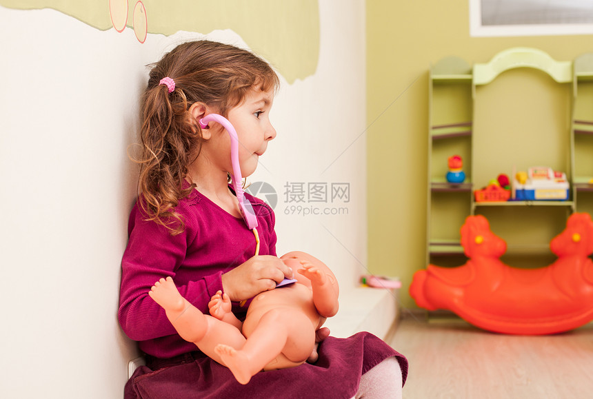 听诊器的女孩玩医生听娃娃女孩扮演医生图片