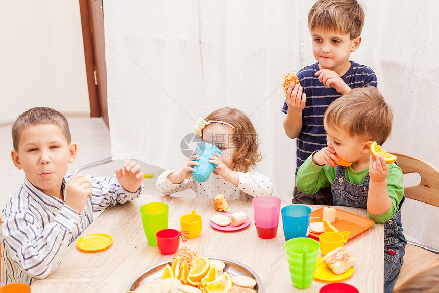 群快乐的孩子幼儿园生日时享受聚会生日派快乐图片