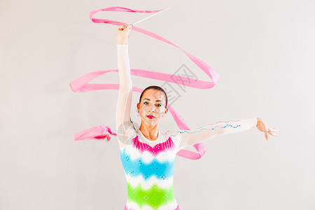粉红丝带女子体操运动员的肖像带丝带的体操运动员图片