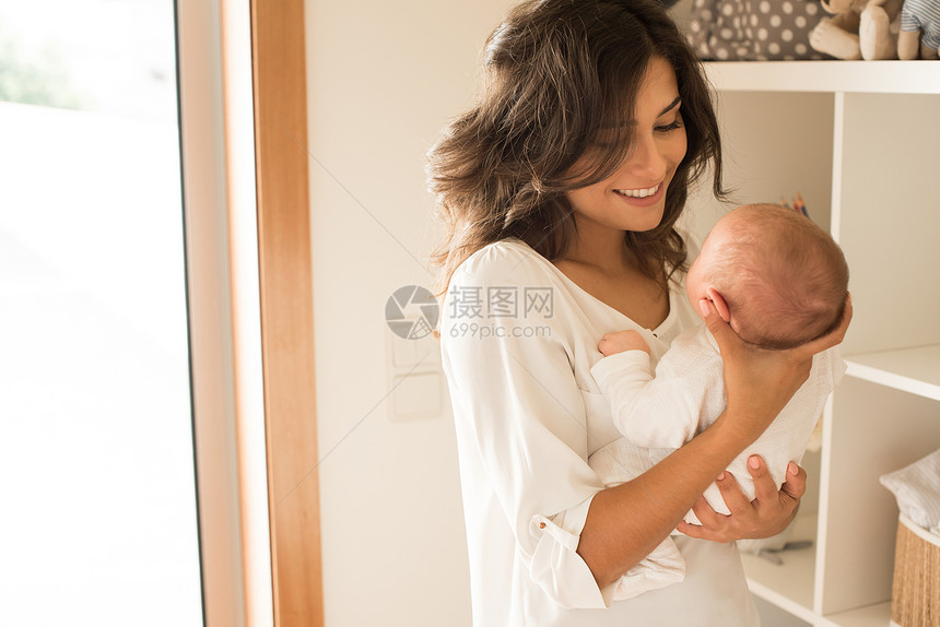 漂亮的女人抱着新生的婴儿图片