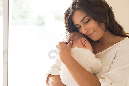 母乳妈妈漂亮的女人抱着新生的婴儿背景